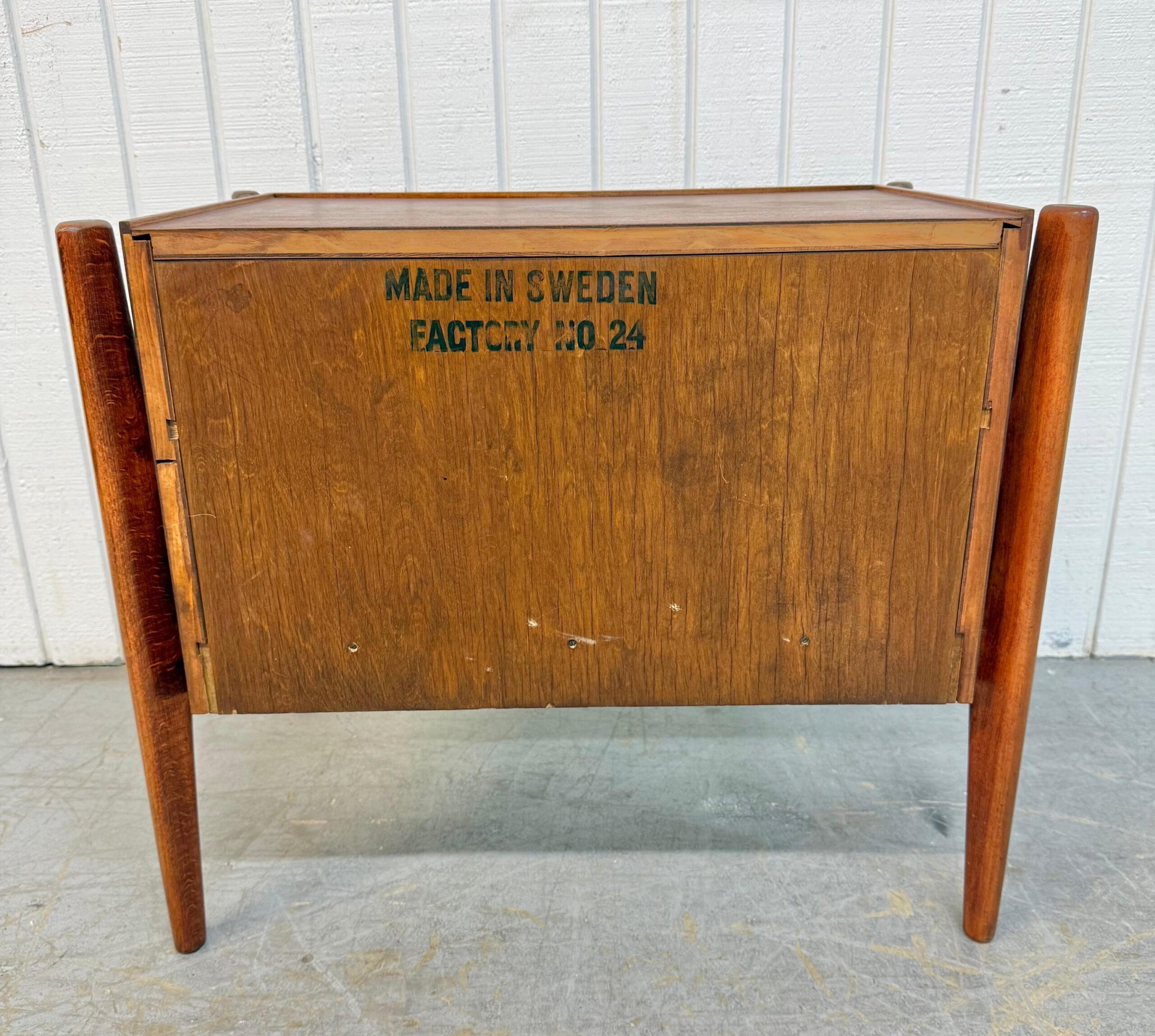 Mid-Century Swedish Modern William Hinn Sculptural Walnut Nightstands – Set of 2