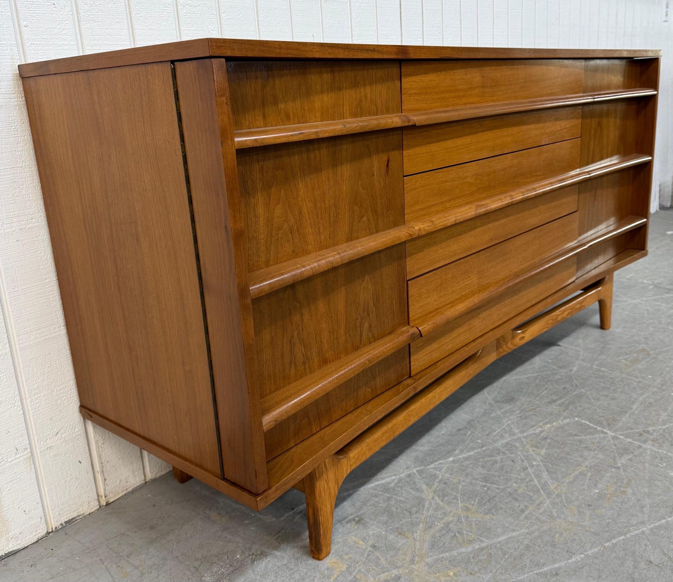 Mid-Century Modern Young Manufacturing Walnut Sideboard - Image 4