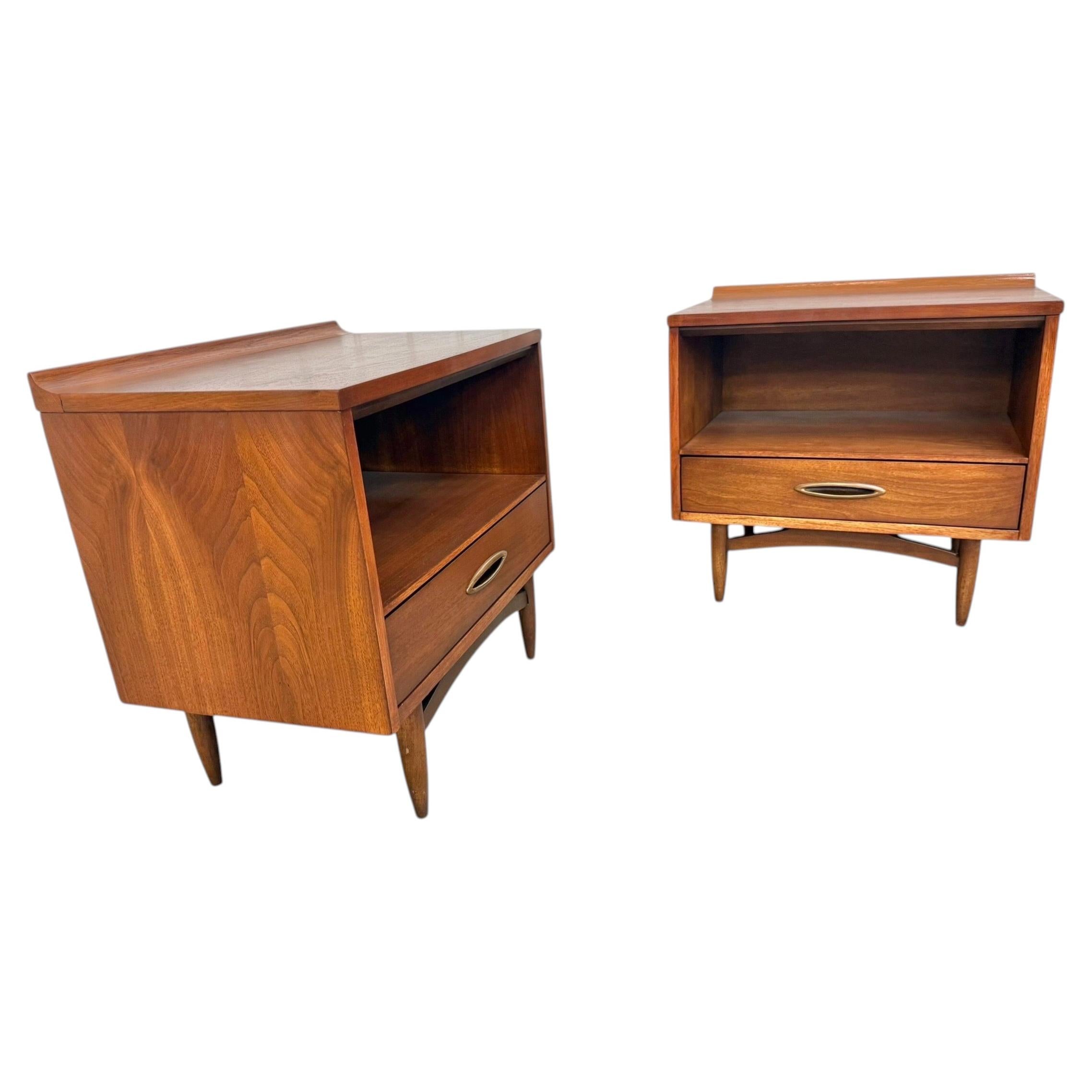 Mid-Century Modern Broyhill Sculptra Walnut Nightstands - Set of 2 - Refinished!
