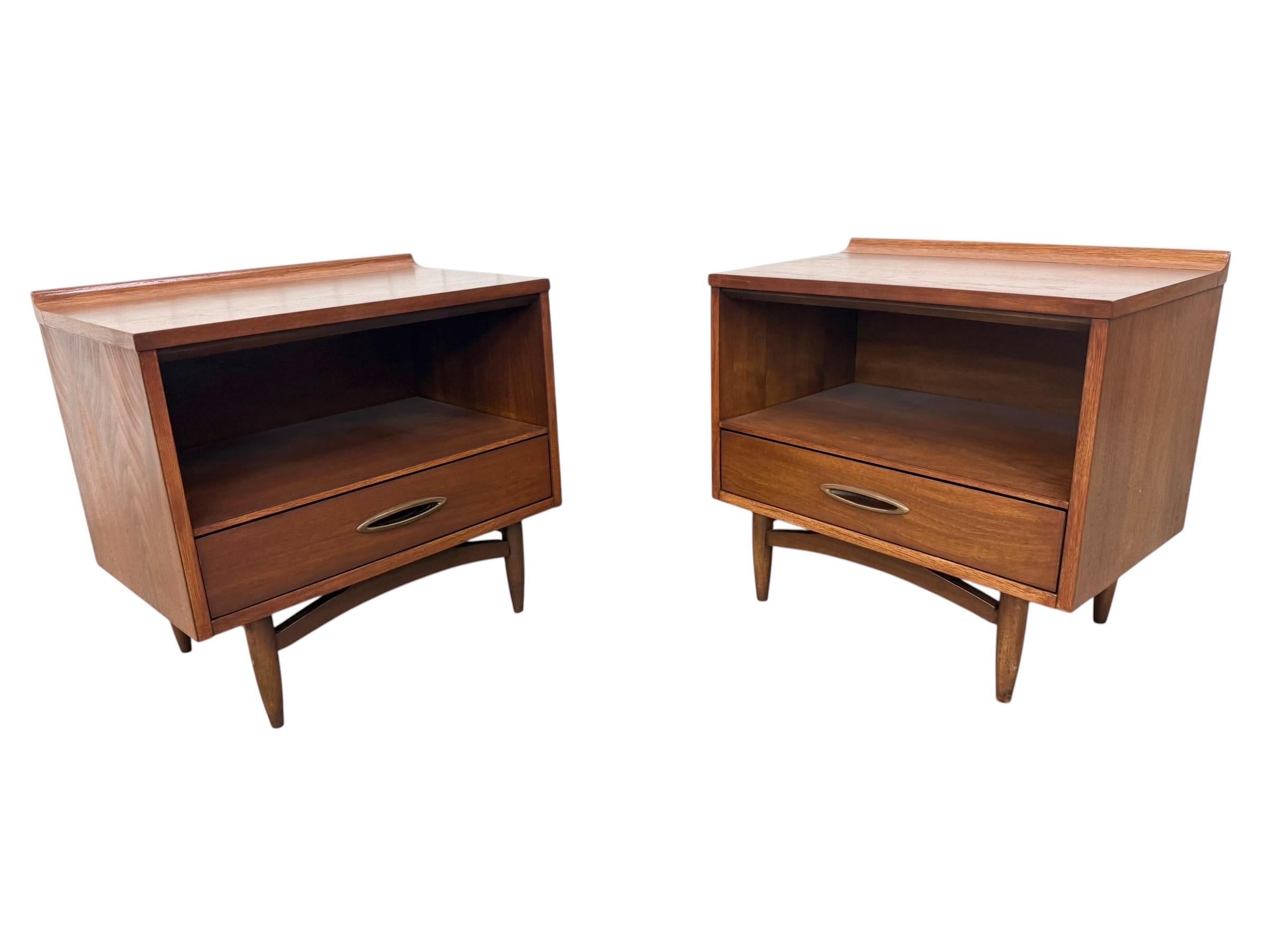 Mid-Century Modern Broyhill Sculptra Walnut Nightstands - Set of 2 - Refinished! - Image 2
