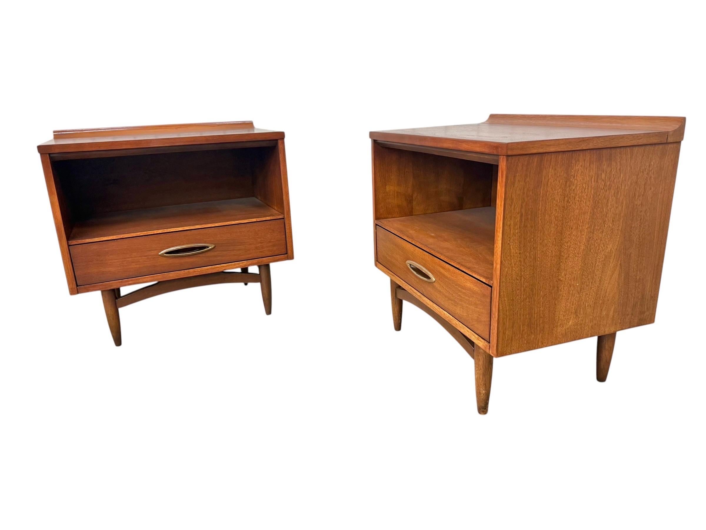 Mid-Century Modern Broyhill Sculptra Walnut Nightstands - Set of 2 - Refinished! - Image 3