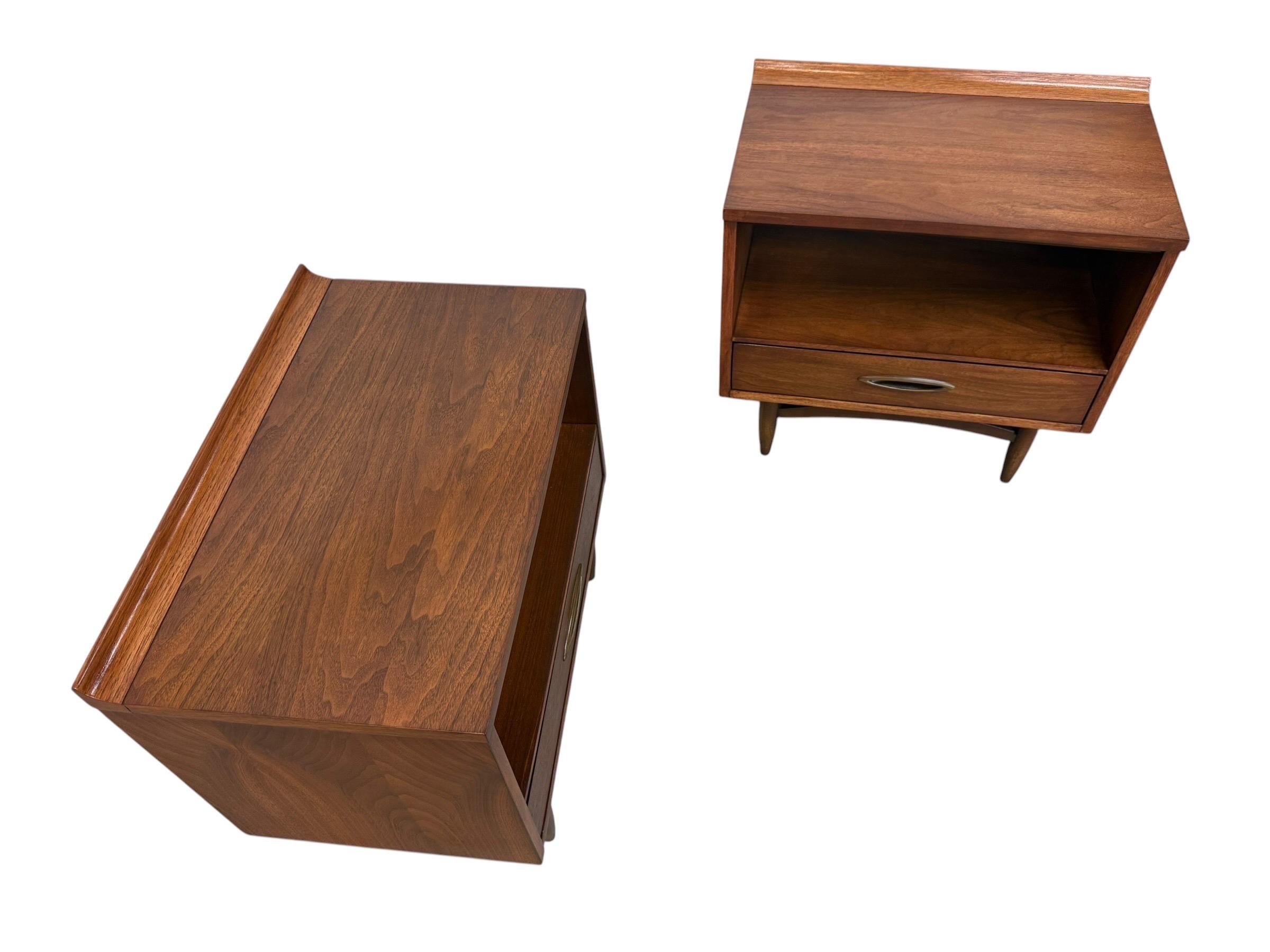 Mid-Century Modern Broyhill Sculptra Walnut Nightstands - Set of 2 - Refinished! - Image 4