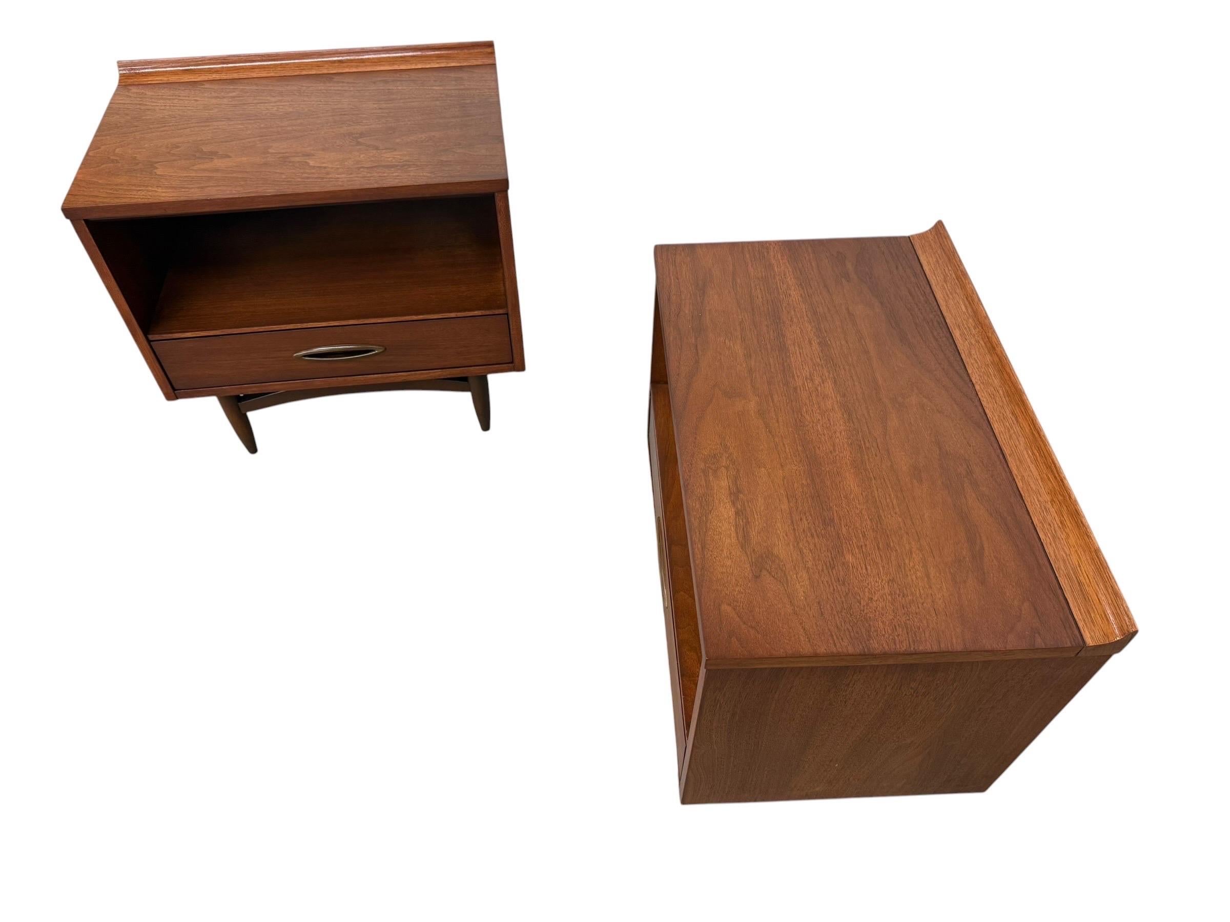Mid-Century Modern Broyhill Sculptra Walnut Nightstands - Set of 2 - Refinished! - Image 5