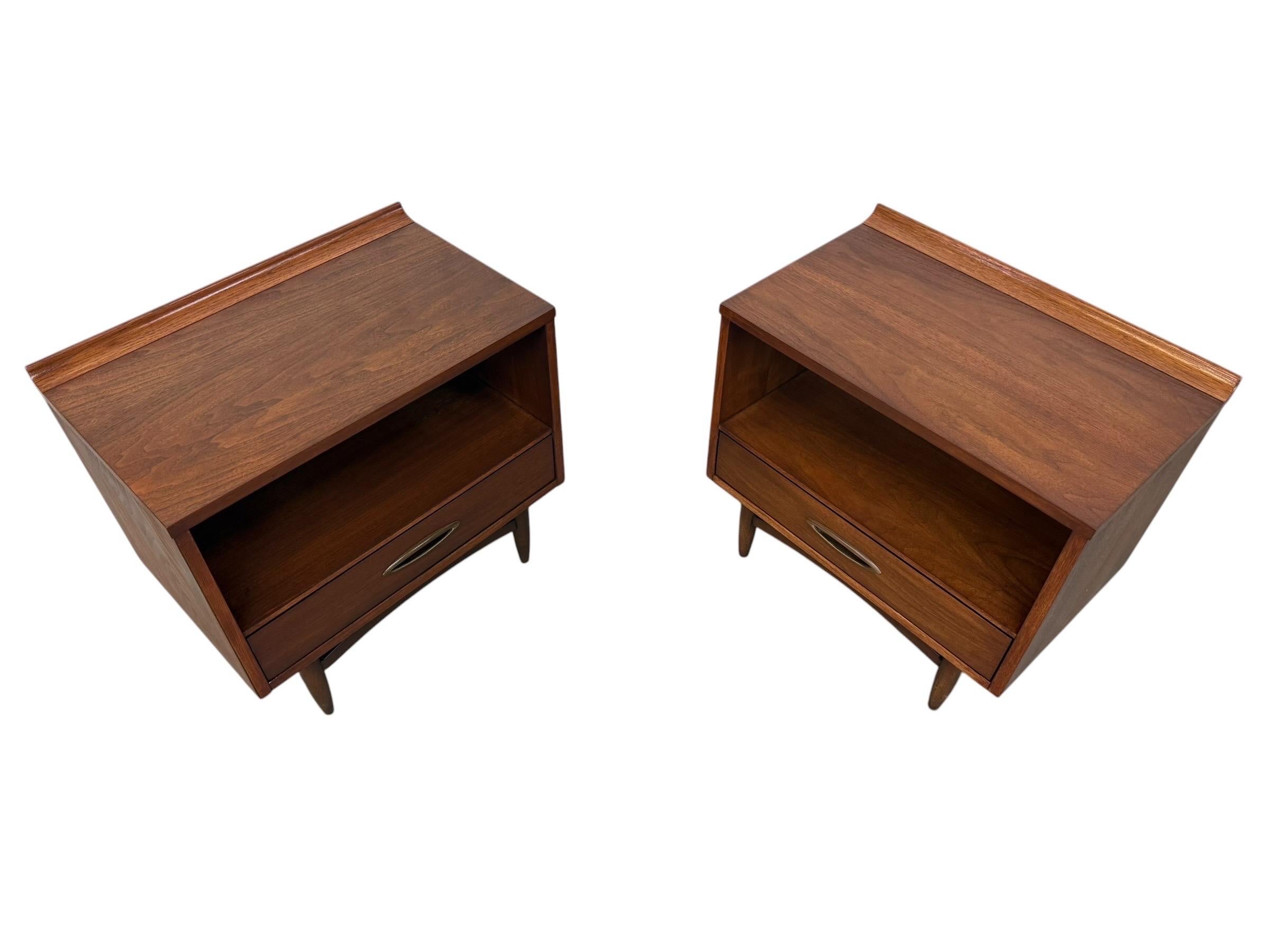 Mid-Century Modern Broyhill Sculptra Walnut Nightstands - Set of 2 - Refinished! - Image 6