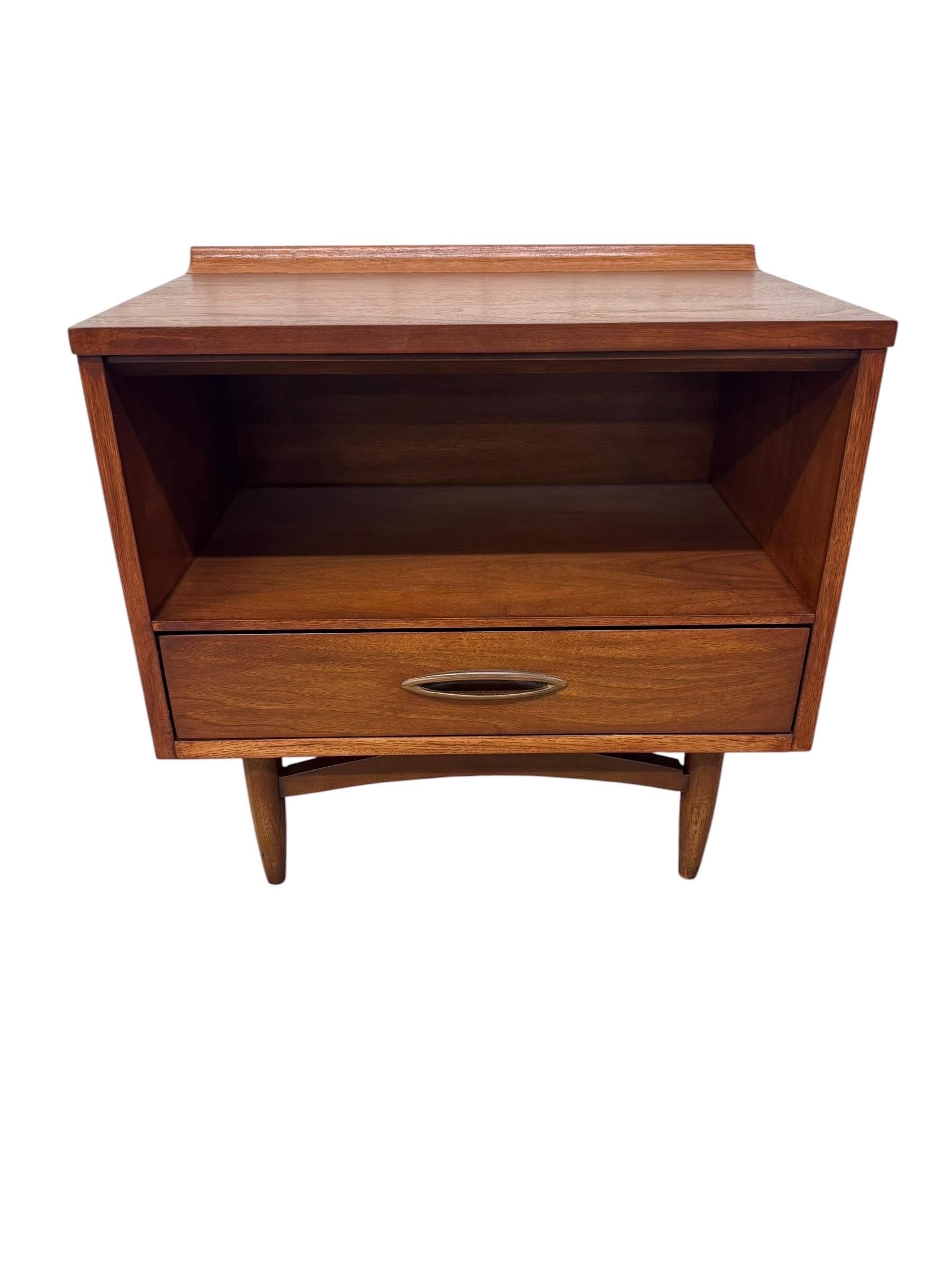 Mid-Century Modern Broyhill Sculptra Walnut Nightstands - Set of 2 - Refinished! - Image 7