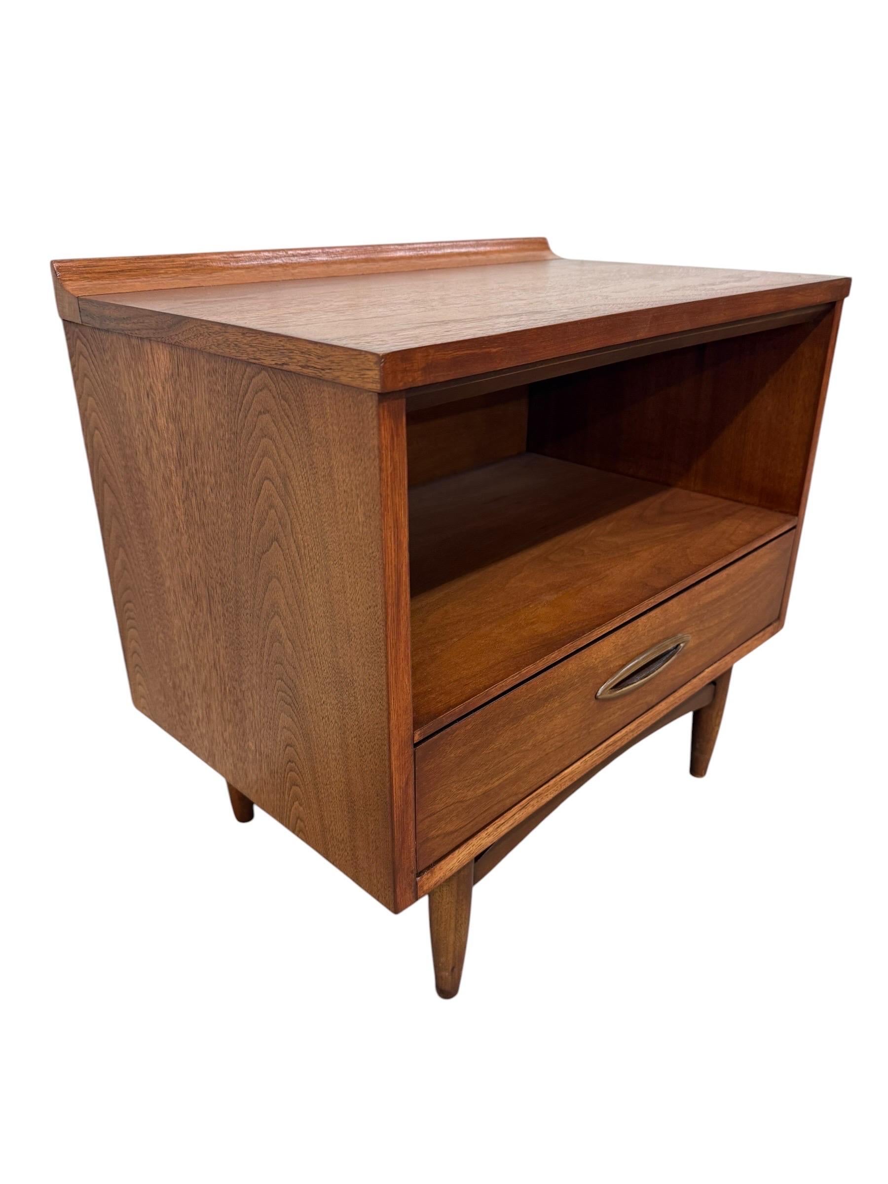 Mid-Century Modern Broyhill Sculptra Walnut Nightstands - Set of 2 - Refinished! - Image 8