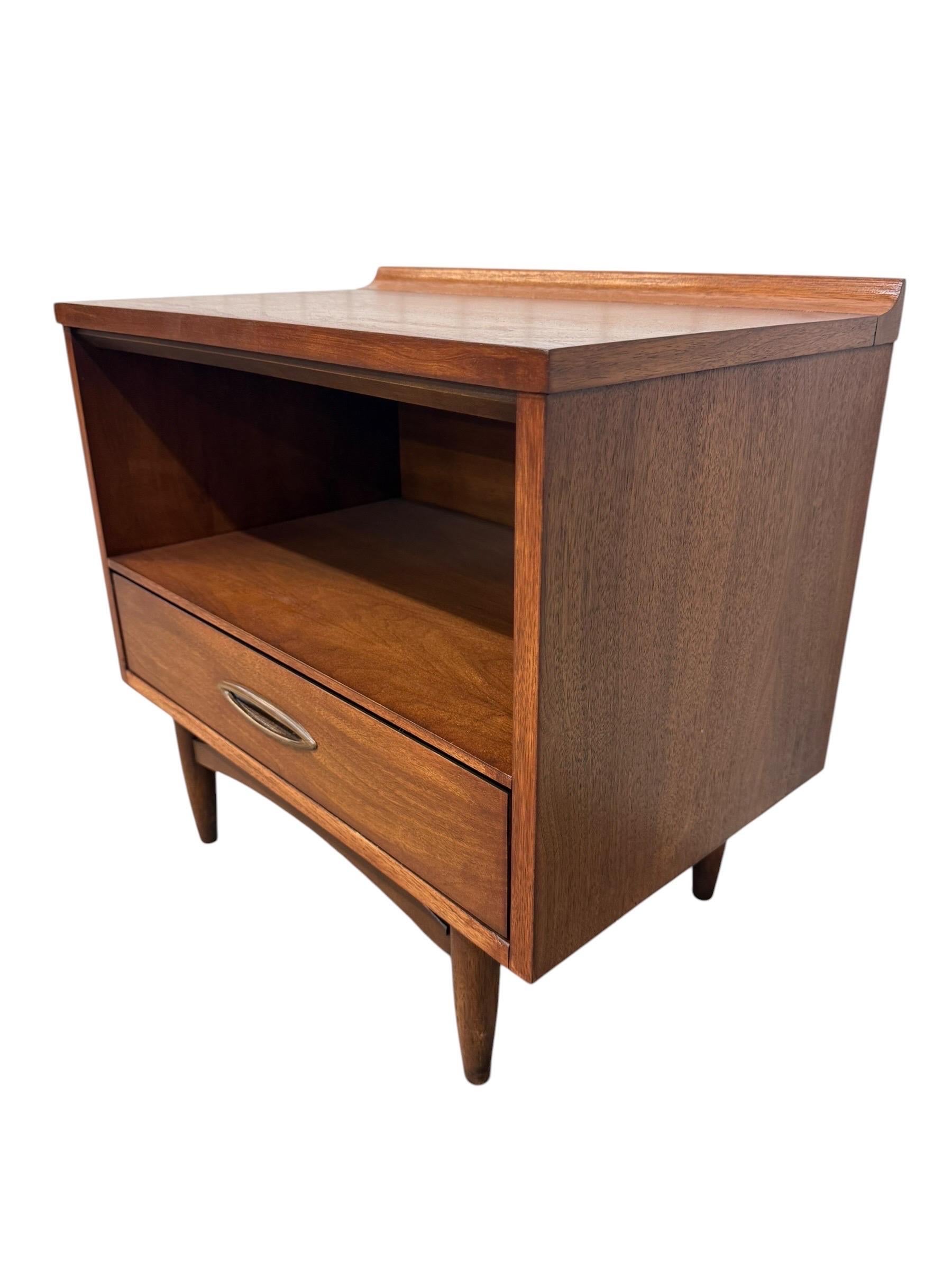 Mid-Century Modern Broyhill Sculptra Walnut Nightstands - Set of 2 - Refinished! - Image 9