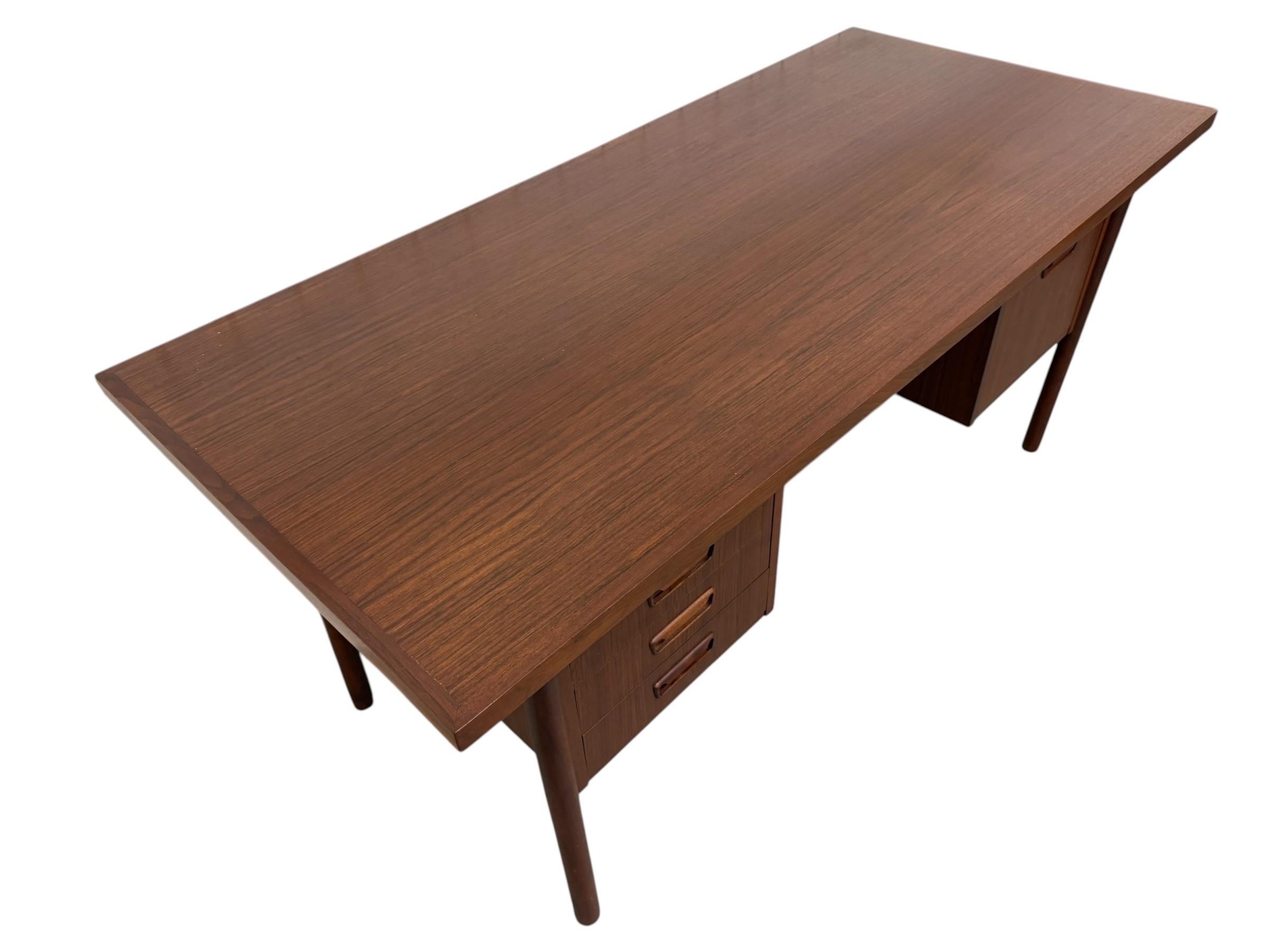 Mid-Century Danish Modern Teak Executive's Desk - Refinished! - Image 4