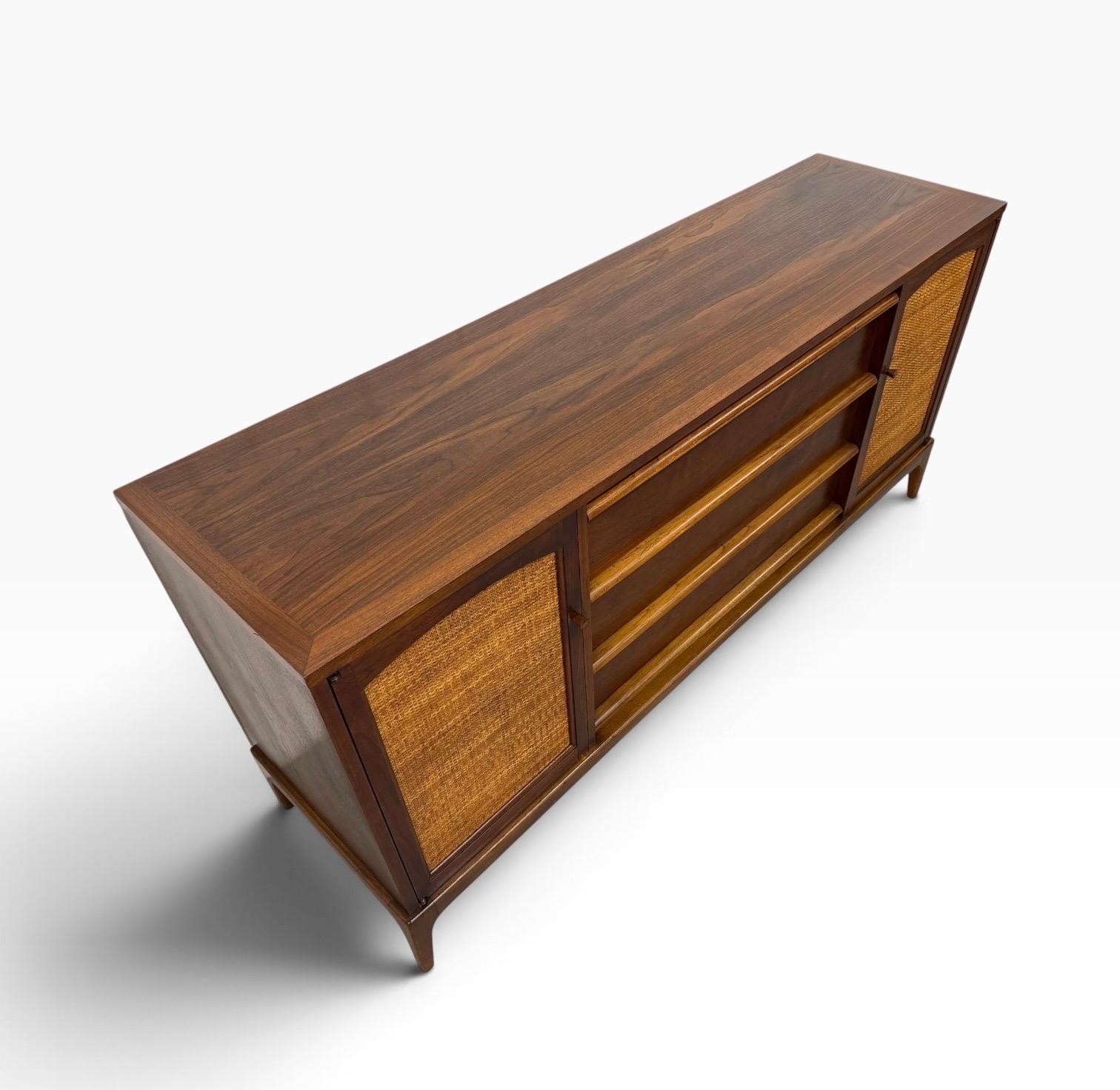 Mid-Century Modern Lane Rhythm Walnut Sideboard - Refinished! - Image 4