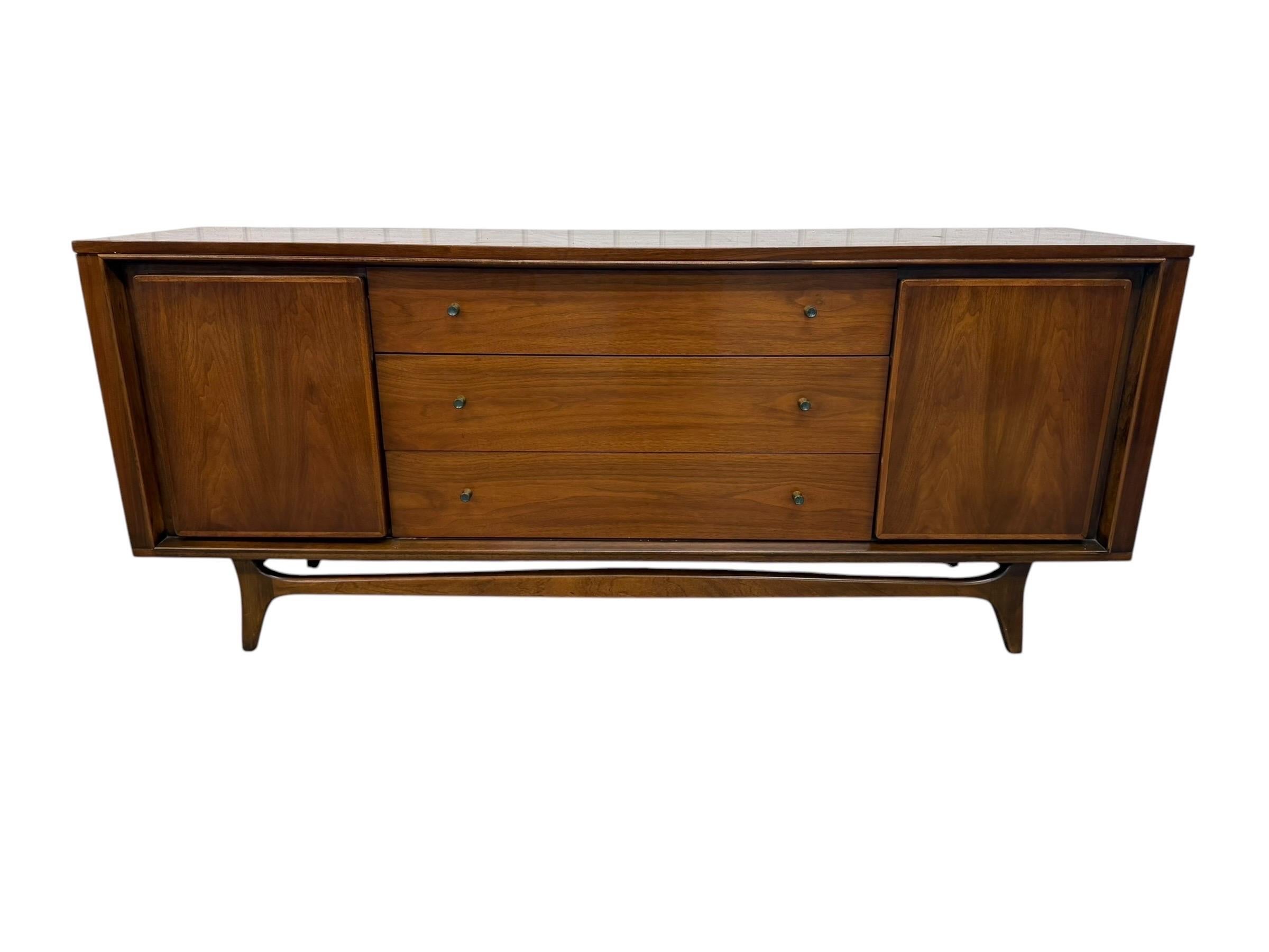 Mid-Century Modern Kent Coffey Insignia 4-Piece Walnut Bedroom Set - Image 5