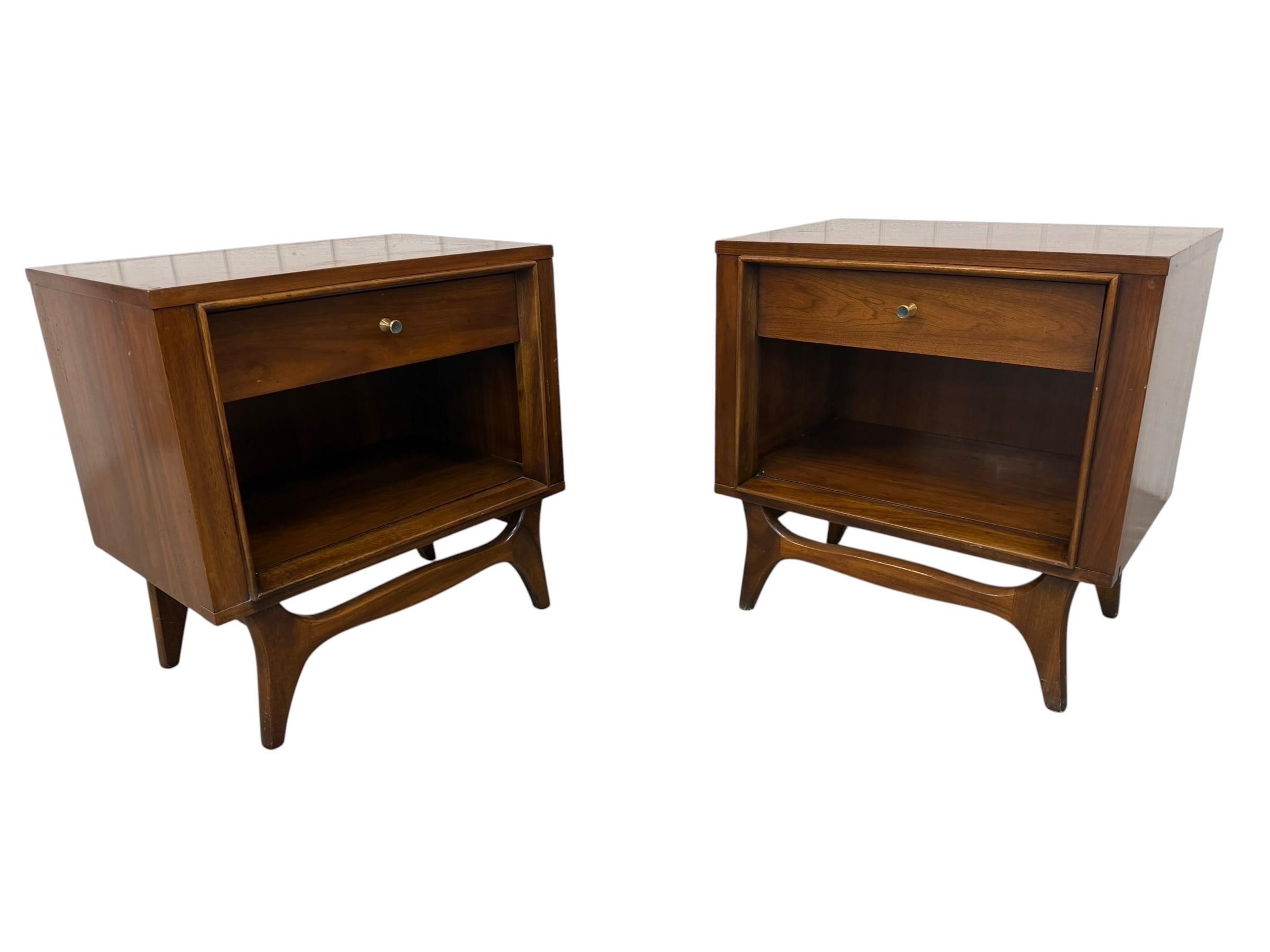 Mid-Century Modern Kent Coffey Insignia 4-Piece Walnut Bedroom Set - Image 9